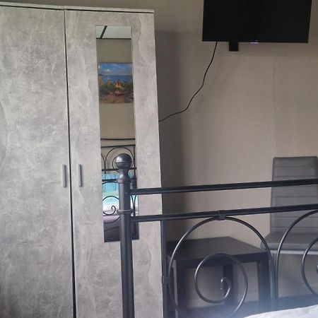 M&R Motel Росток Екстериор снимка